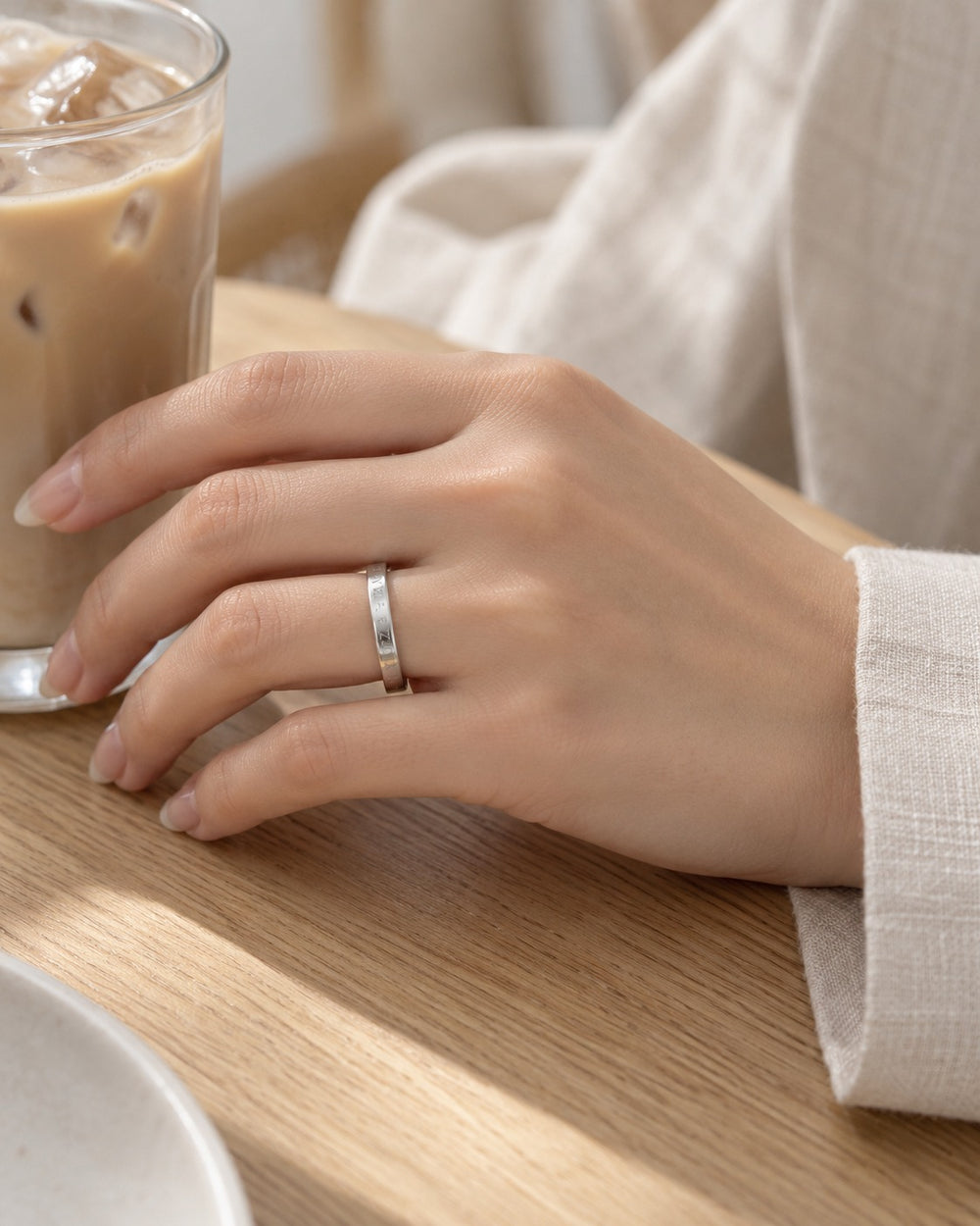 Lyz & Liam Classic Eternity Rings - ảnh đeo