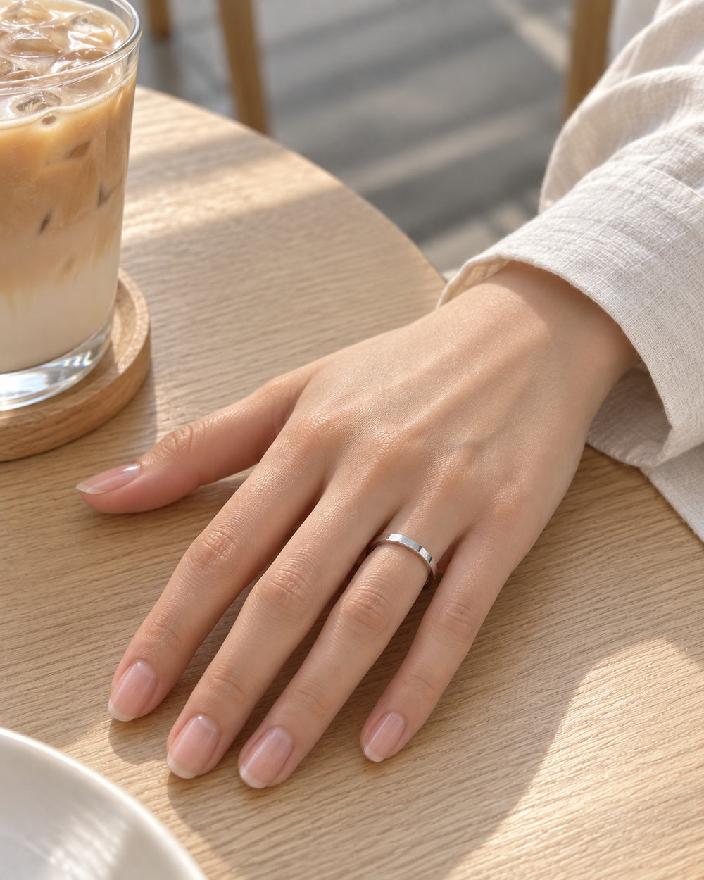 Nhẫn LYZ & LIAM 8001SV khi đeo trên tay