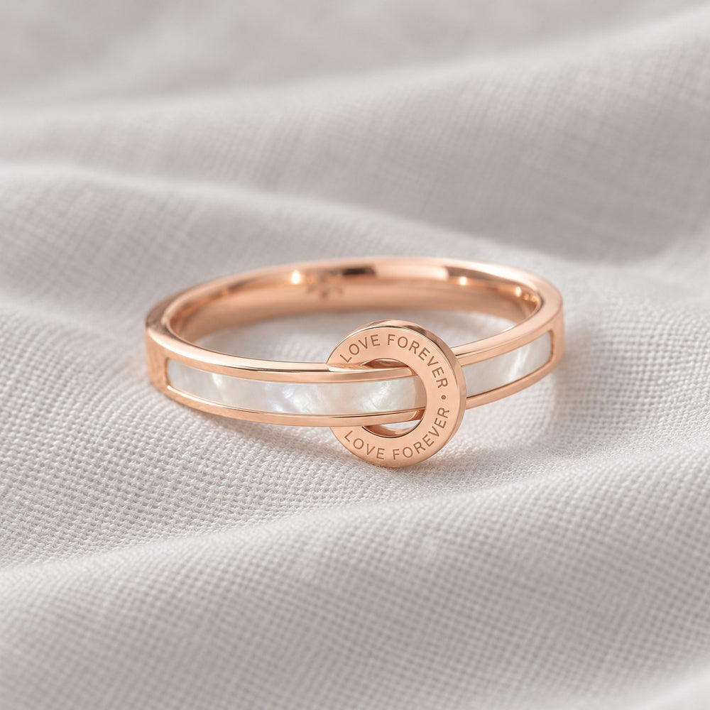 Cận cảnh đĩa khắc LOVE FOREVER và dải xà cừ trắng