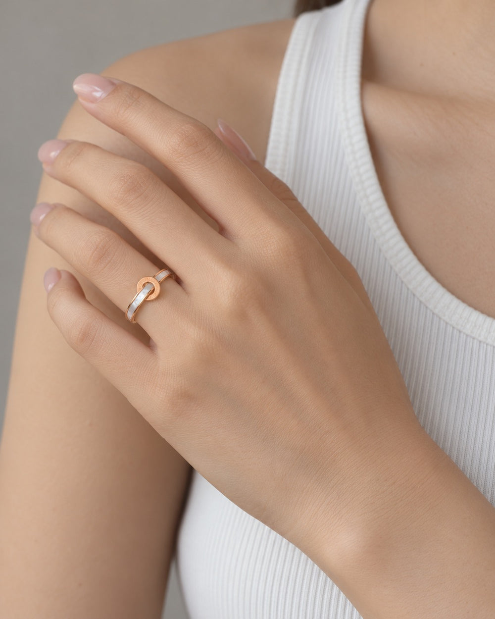 Nhẫn In Love Forever đeo trên ngón tay