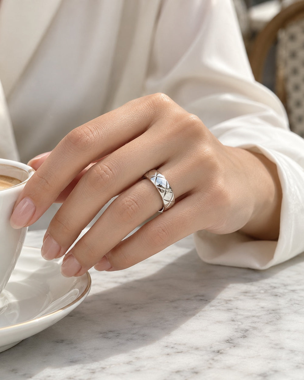Nhẫn Crush bạc 8026SV đeo trên tay cầm tách cà phê