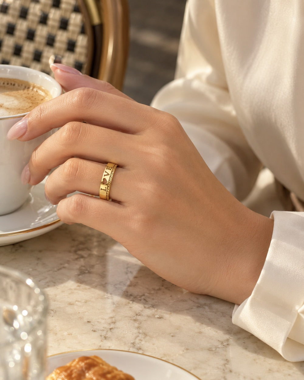 Love Retro Ring Gold - ảnh đeo