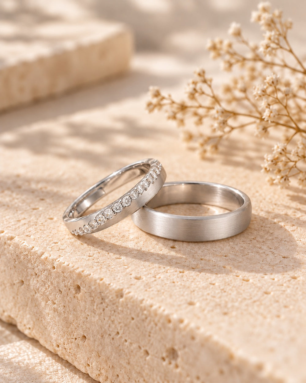 Cặp nhẫn đôi bạc You Are the Best to Me 8040SV trên phiến đá cùng hoa khô