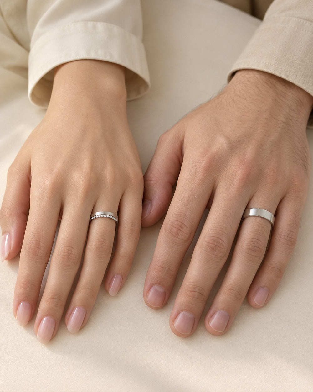 Cặp nhẫn đôi 8040SV khi đeo trên tay nam và nữ