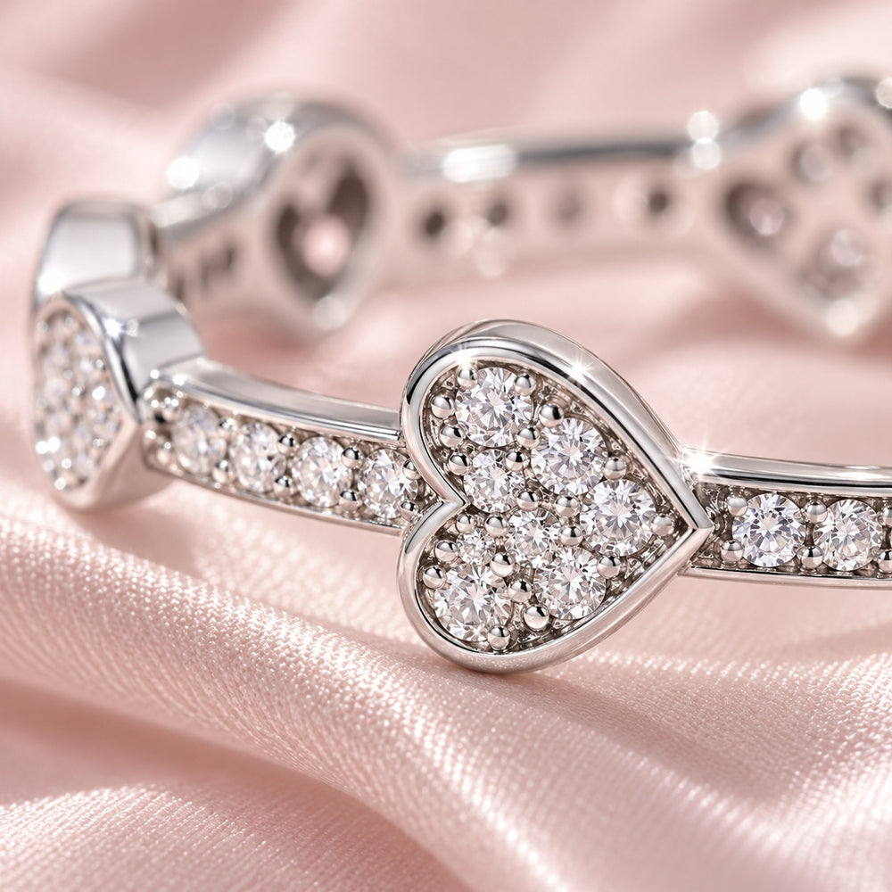 Cận chi tiết tim đính đá nhẫn Alluring Hearts 8059SV