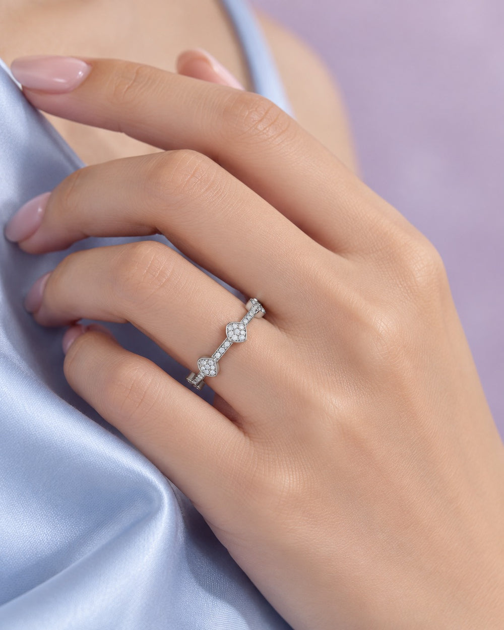 Nhẫn Alluring Hearts 8059SV khi đeo