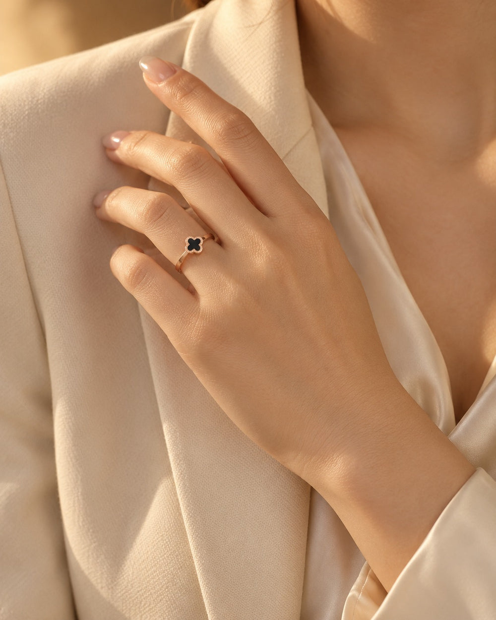 Lucky Four Leaf Ring Rose Gold - ảnh đeo