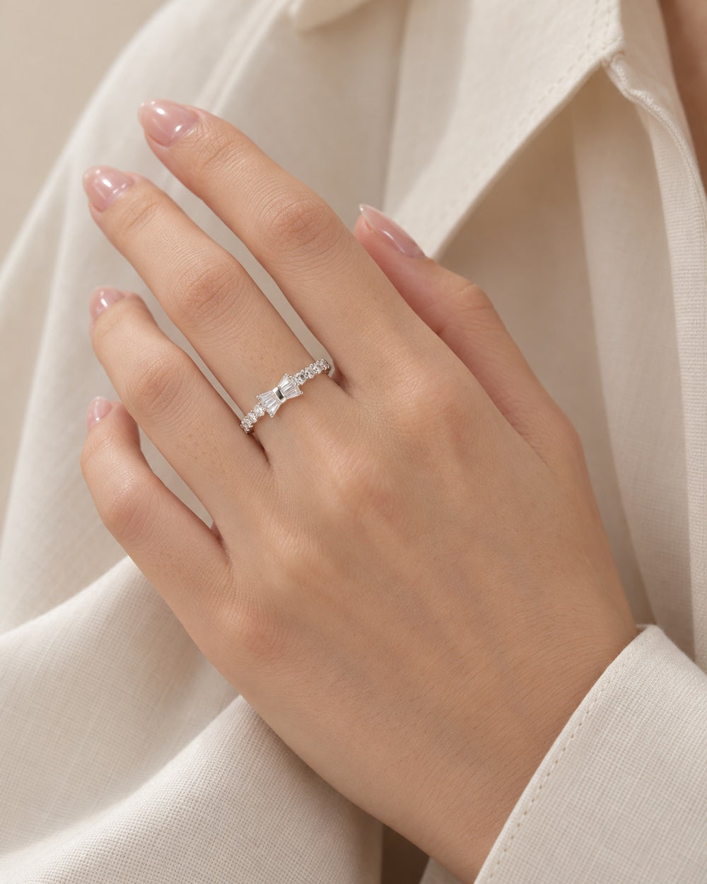 Nhẫn nơ Glittering Ribbon 8180SV đeo trên tay nữ