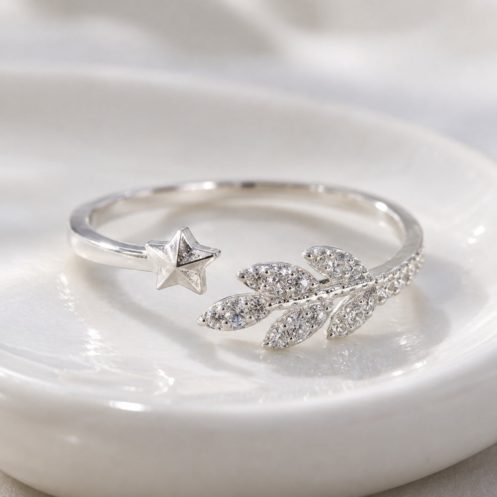 Cận cảnh ngôi sao và cành 5 lá nhẫn Olive Leaf and Star 8181SV