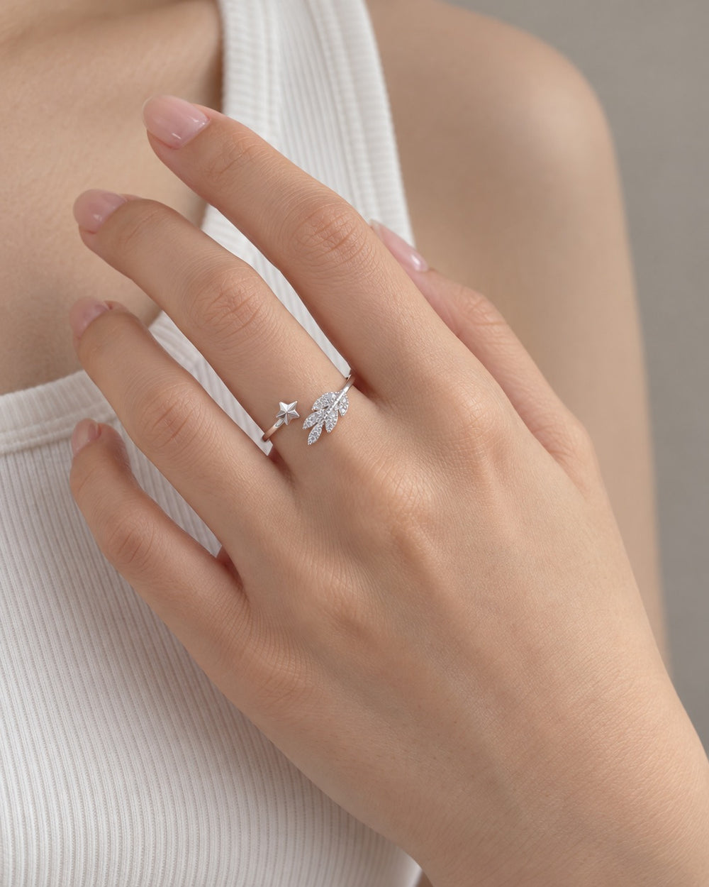 Nhẫn Olive Leaf and Star 8181SV đeo trên tay nữ
