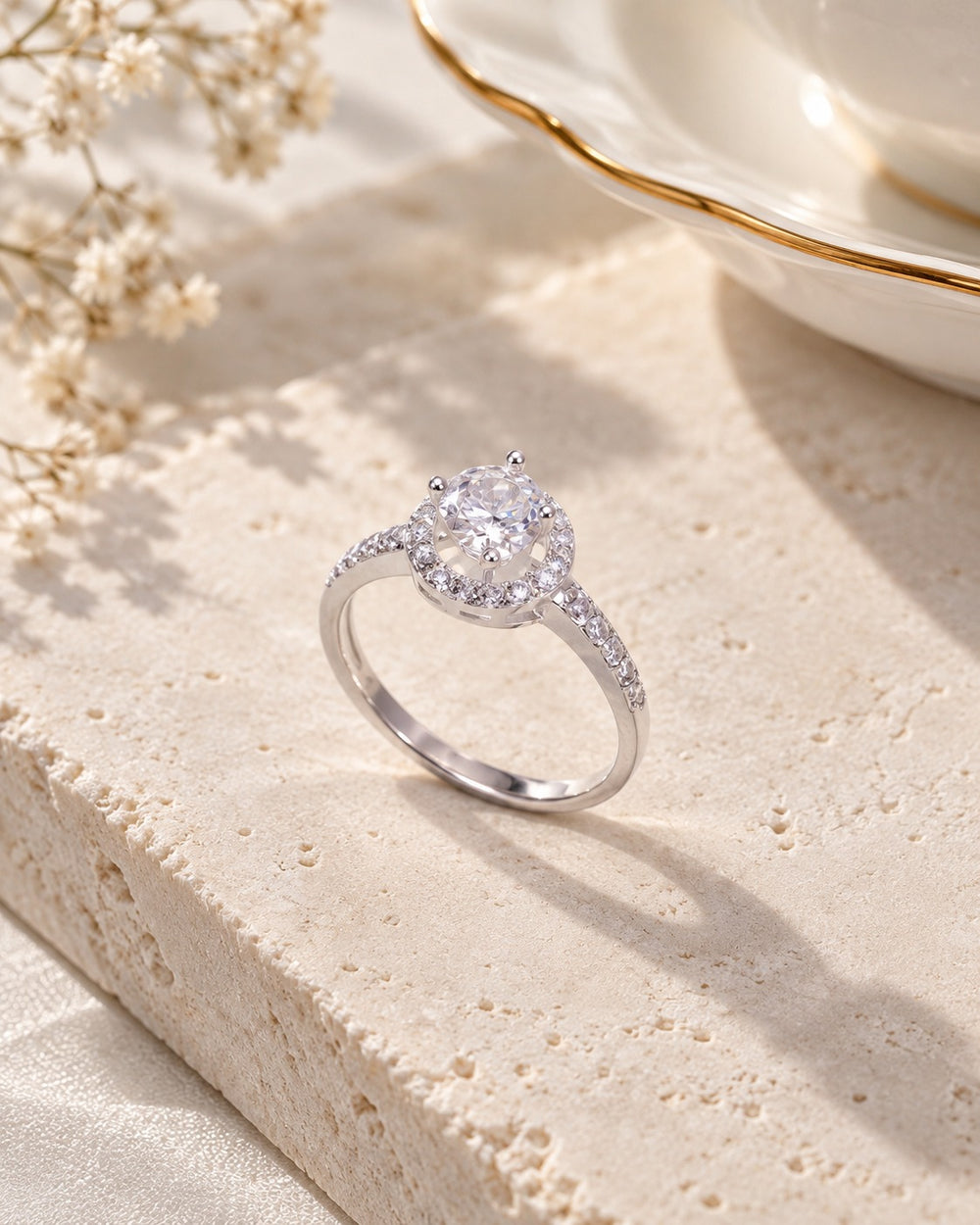 Nhẫn Round Gemstone Setting 8182SV LAMY trên mặt đá cạnh hoa khô