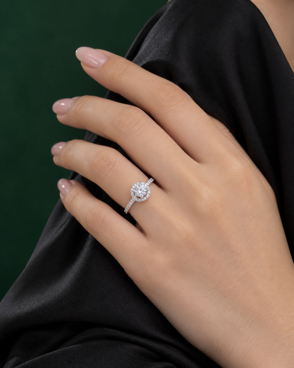 Nhẫn Round Gemstone Setting 8182SV đeo trên tay nữ