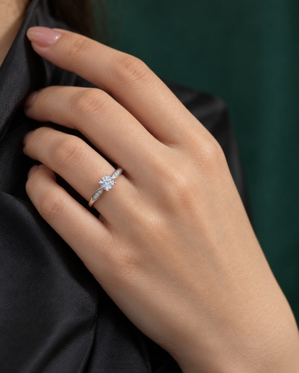 Nhẫn Gemstone Gleam 8183SV đeo trên tay nữ