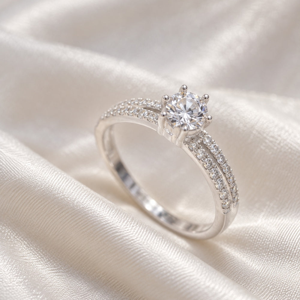 Cận cảnh đá chủ 6 chấu và hai hàng đá vai nhẫn Shimmering 8186SV