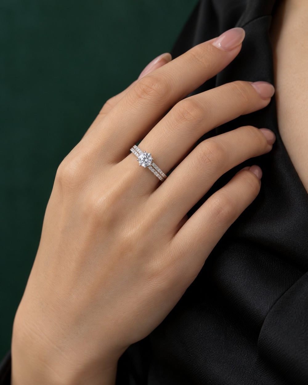 Nhẫn Shimmering 8186SV đeo trên tay nữ