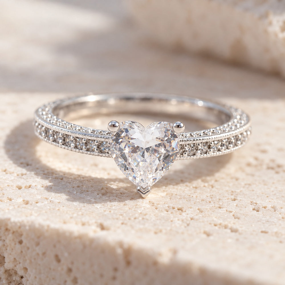 Cận cảnh đá trái tim và hàng đá vòng nhẫn Eternal Heart 8192SV