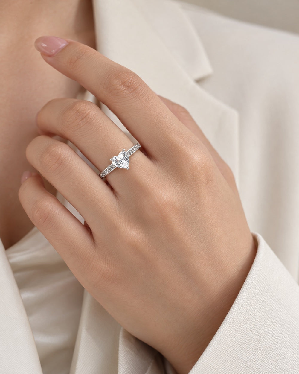 Nhẫn trái tim Eternal Heart 8192SV đeo trên tay nữ