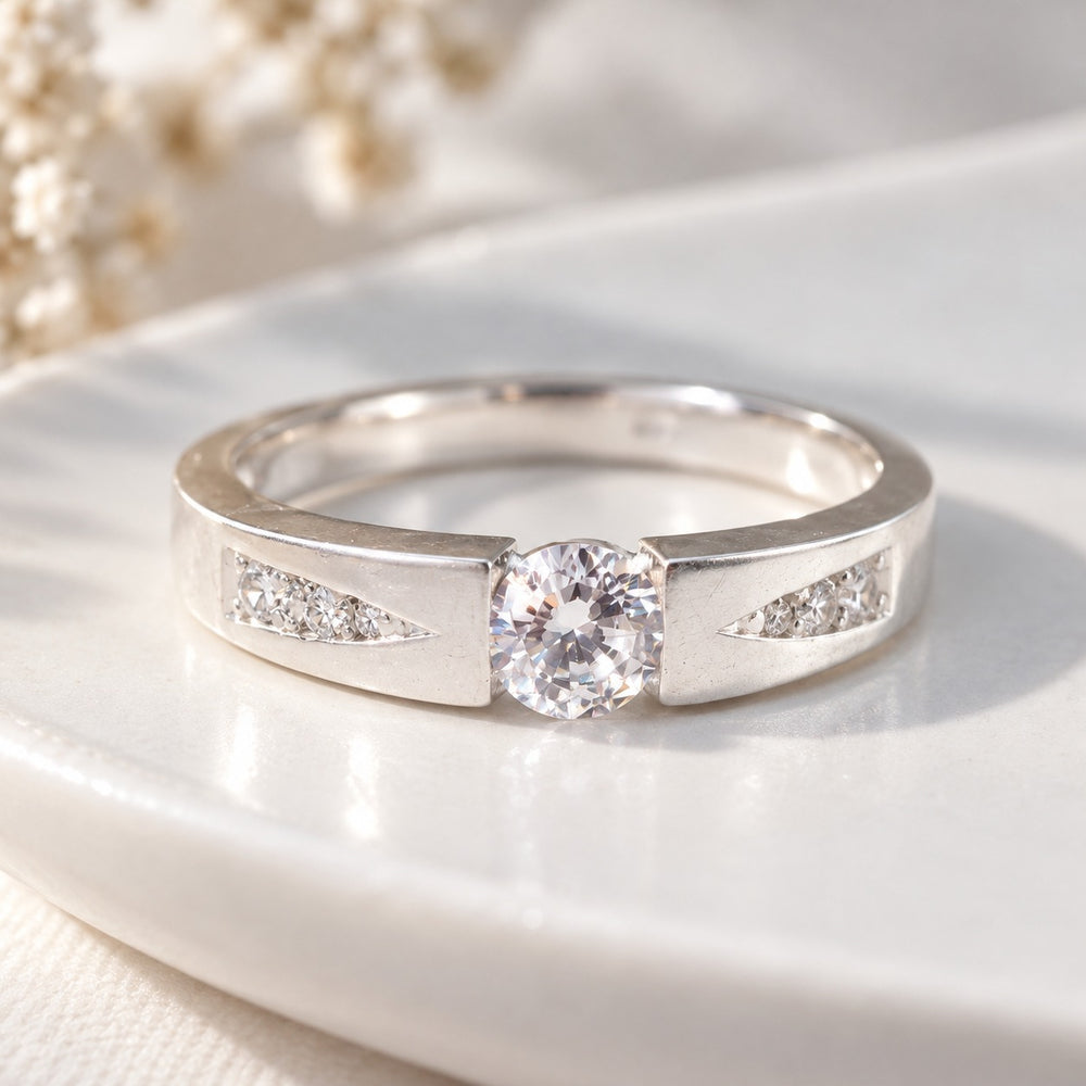 Cận cảnh đá chủ và rãnh nêm nhẫn Romantic Couple 8241SV