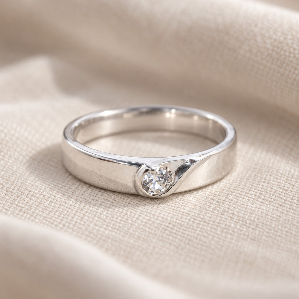Cận cảnh đá và mặt vát nhẫn Classic Modern Romantic 8244SV