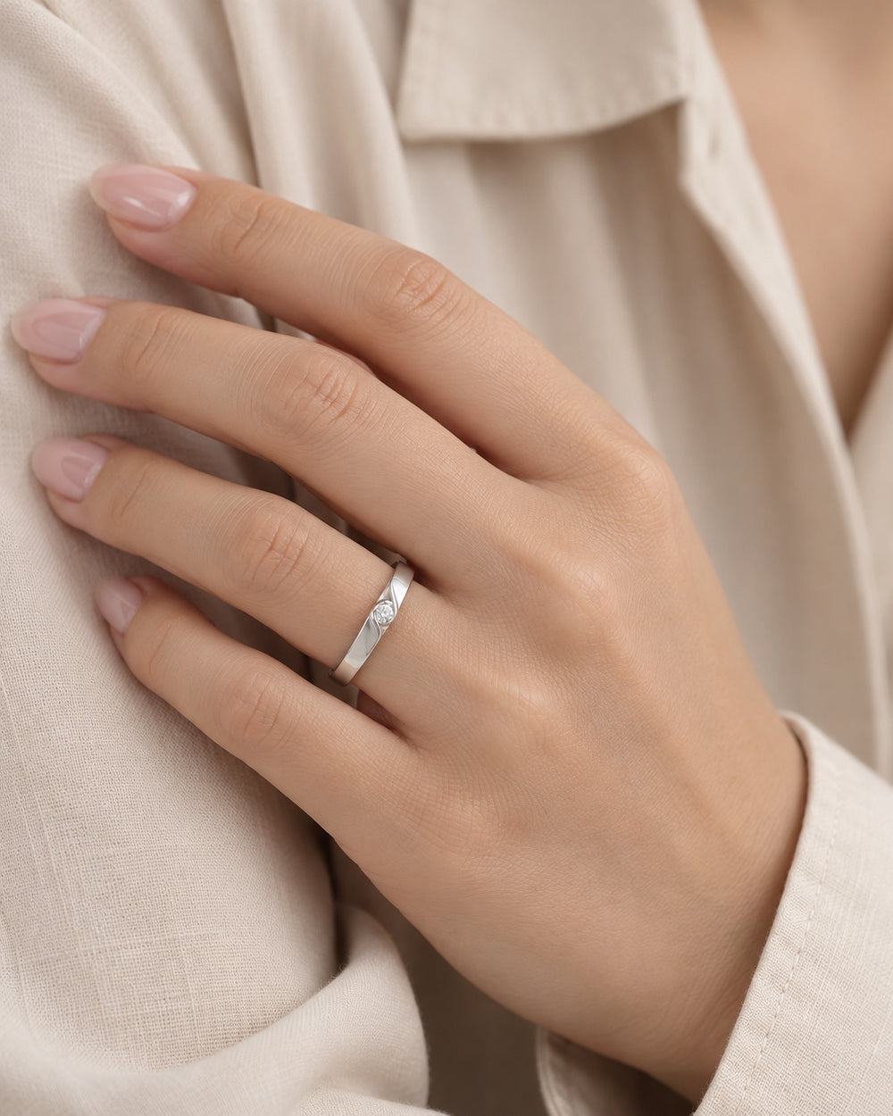 Nhẫn Classic Modern Romantic 8244SV đeo trên tay nữ