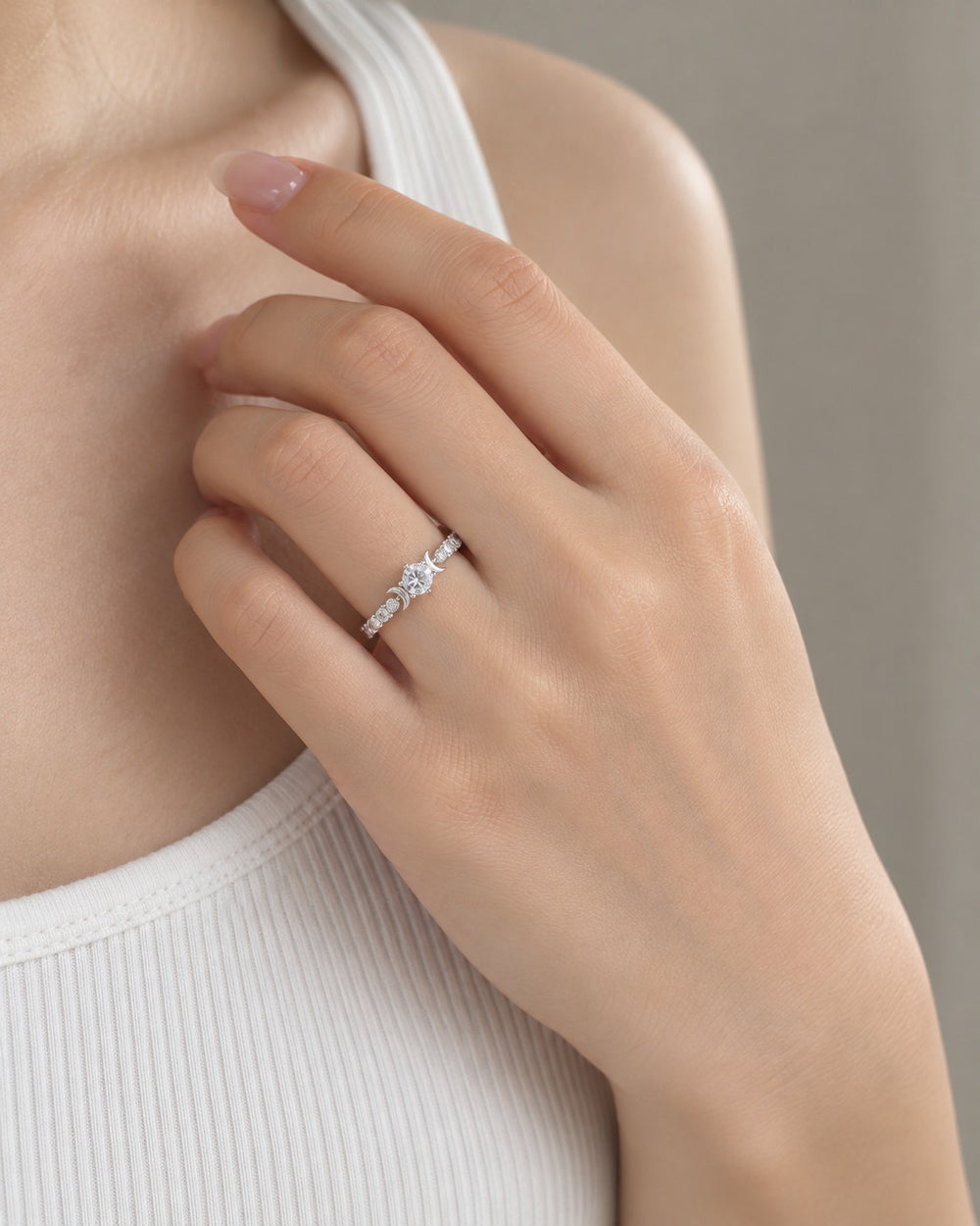 Nhẫn Delicate Light Luxury 8248SV đeo trên tay nữ