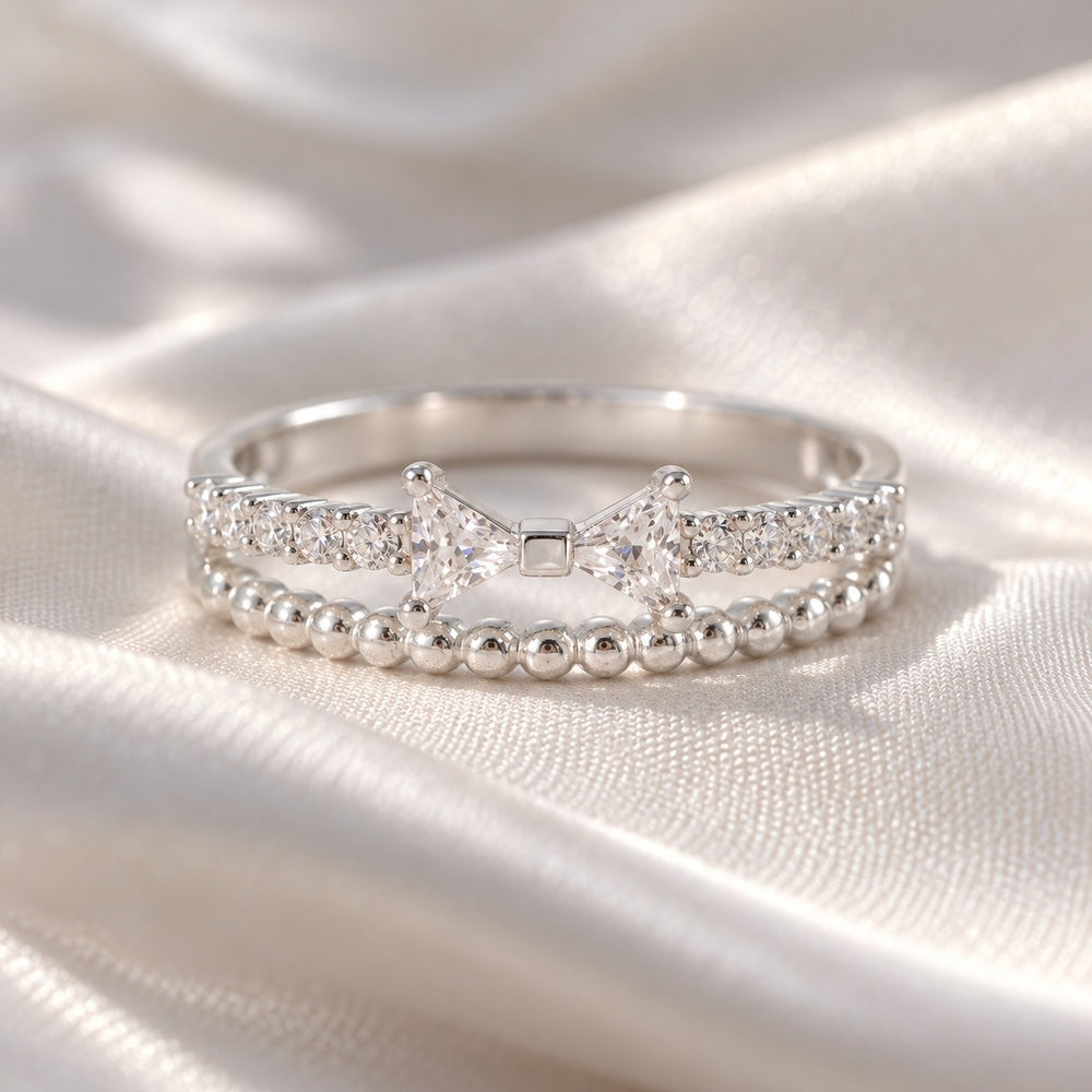 Cận cảnh nhẫn Distinctive Tiara 8252SV, đá tam giác chụm vào khối vuông