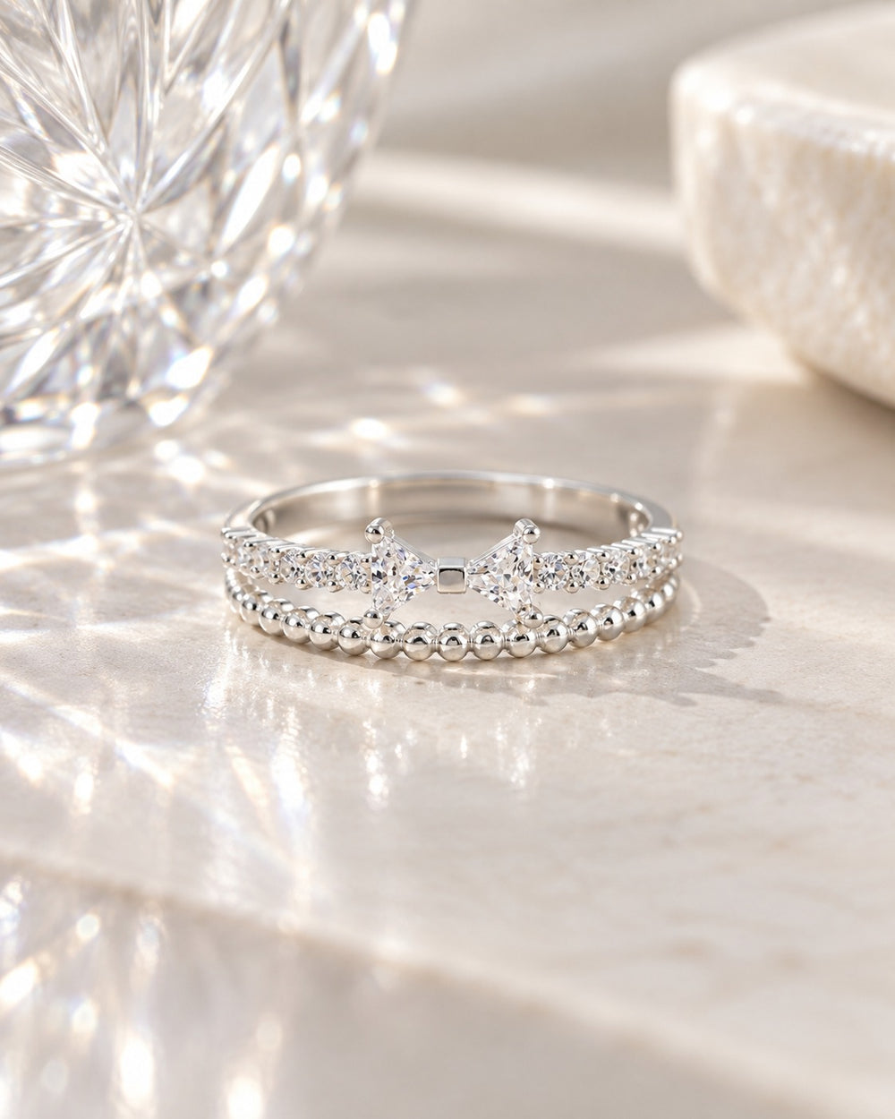 Nhẫn Distinctive Tiara 8252SV LAMY bày cạnh ly pha lê