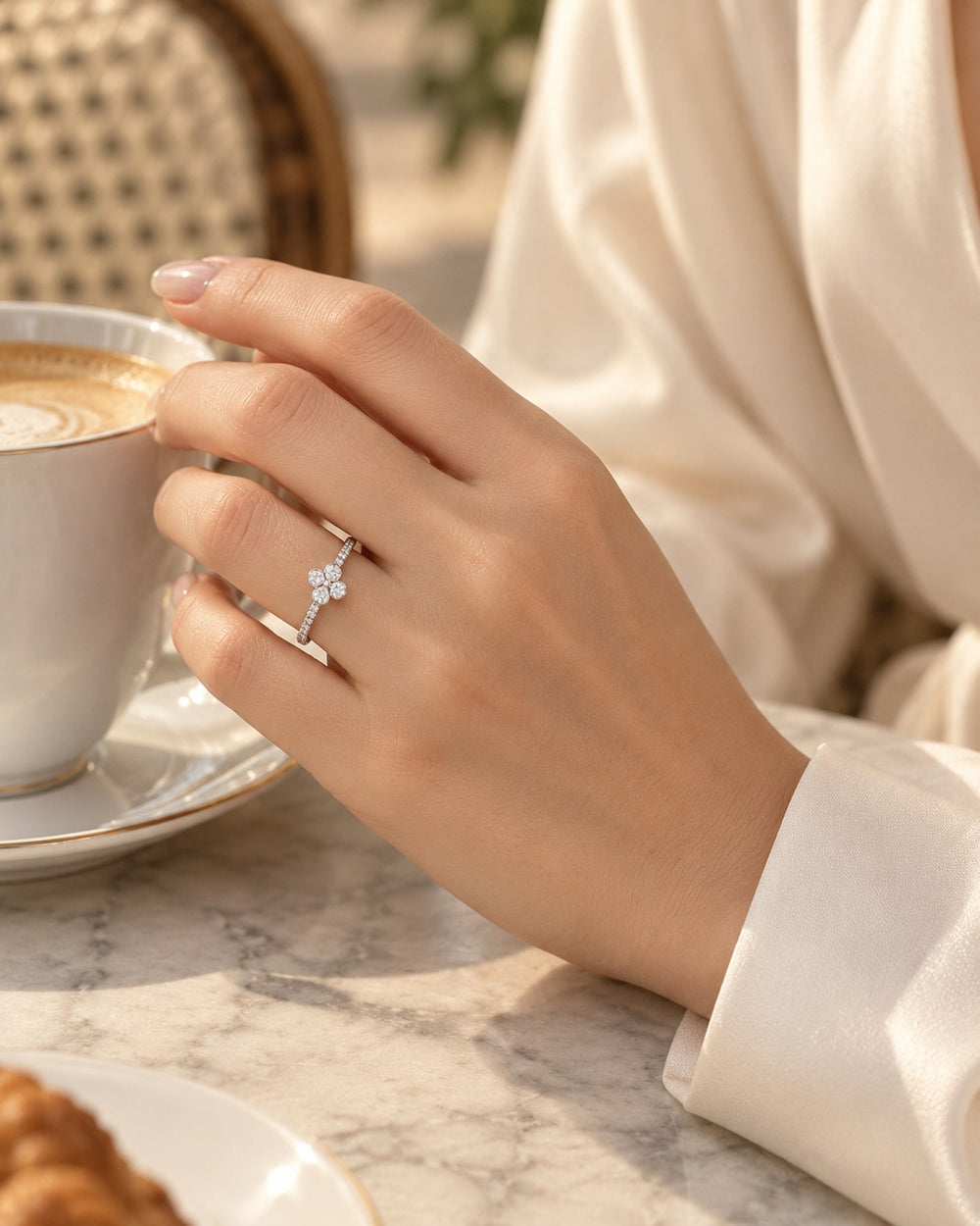 Tiny Four-leaf Clover Ring - ảnh đeo
