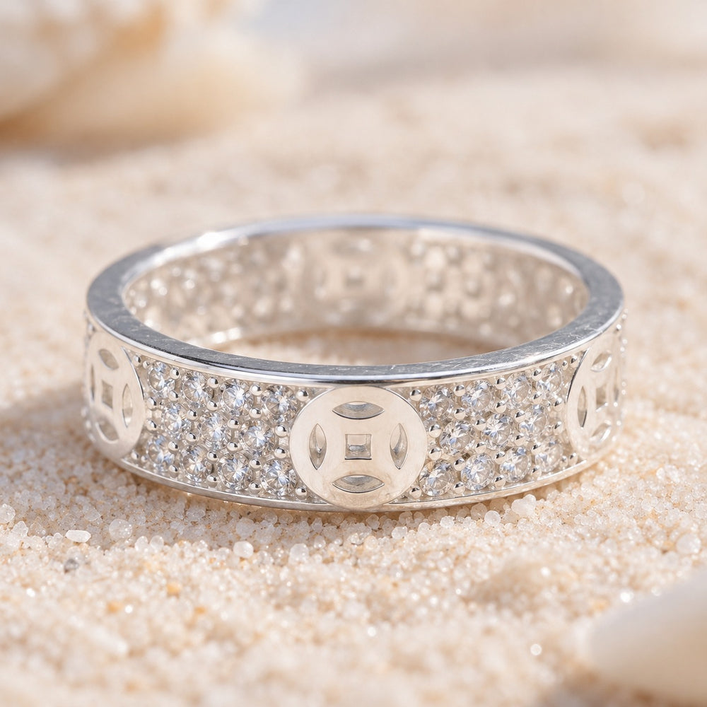 Cận cảnh nhẫn Lucky Coin Stone 8267SV, đồng tiền lỗ vuông và 3 hàng đá