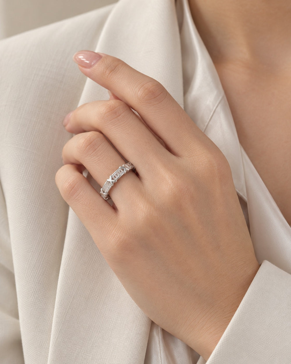 Nhẫn Eternity X 8277SV khi đeo