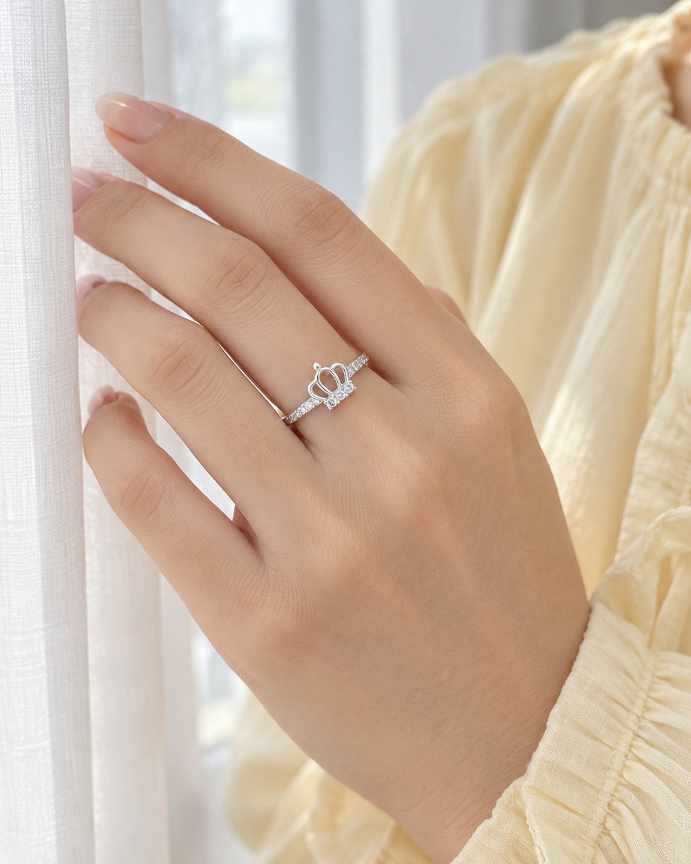 Nhẫn vương miện Royal Crown 8279SV đeo trên tay nữ