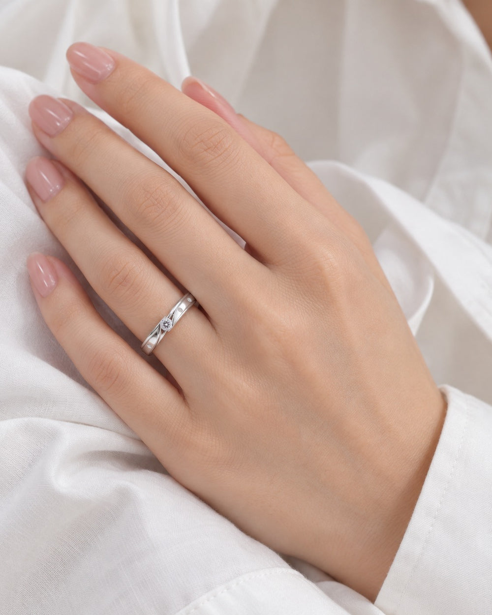 Nhẫn bạc 8282SV đeo trên ngón áp út