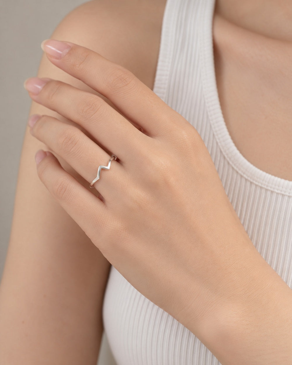 Nhẫn tia sét 8329SV đeo trên ngón tay