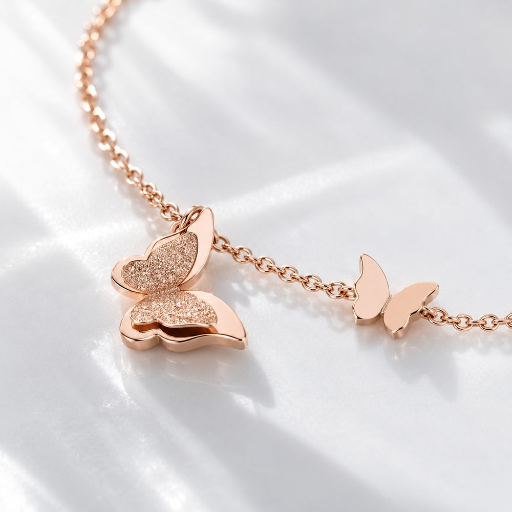 Cận cảnh bướm hai lớp nhũ nhám treo và bướm nhỏ bóng gắn dây