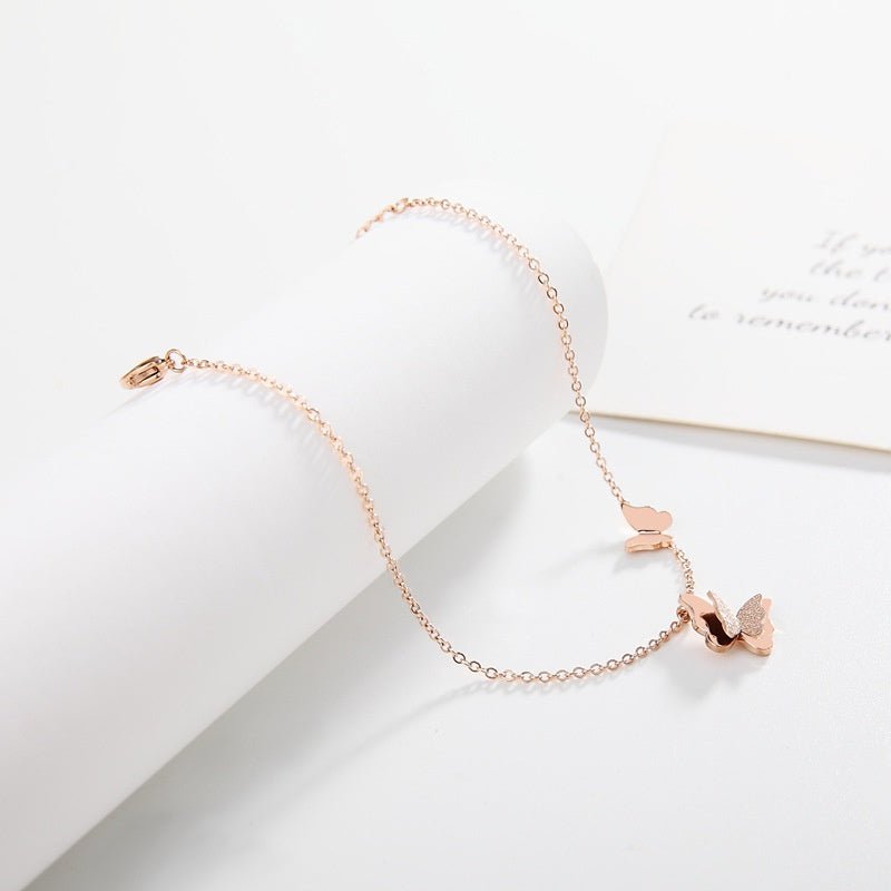 Pave Butterfly Anklet Rose Gold, dây xích mảnh treo hai con bướm nhỏ lủng lẳng gần khóa