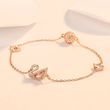 Vòng tay CDE Dazzling Swan Vòng tay vàng hồng CDE2050RG