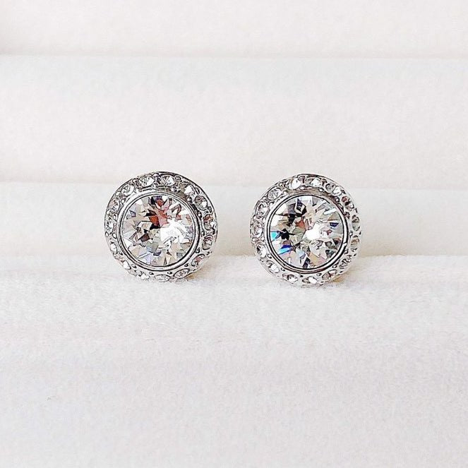Angelic Stud Round Cut Earrings Silver, mỗi chiếc là một viên đá tròn lớn ở giữa
