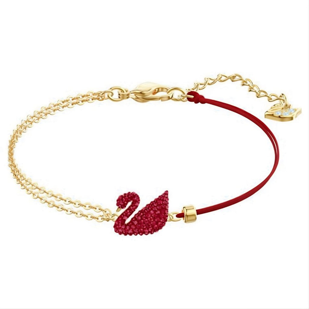 Iconic Swan Bracelet Red, thiên nga phủ đá đỏ gắn giữa một sợi dây đỏ và hai dây xích mảnh