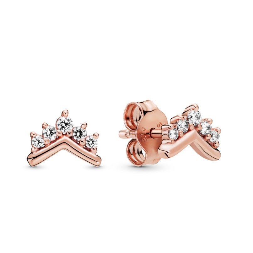 Tiara Wishbone Cubic Zirconia Earrings Silver, mỗi chiếc là thanh cong hình chữ V như vương miện
