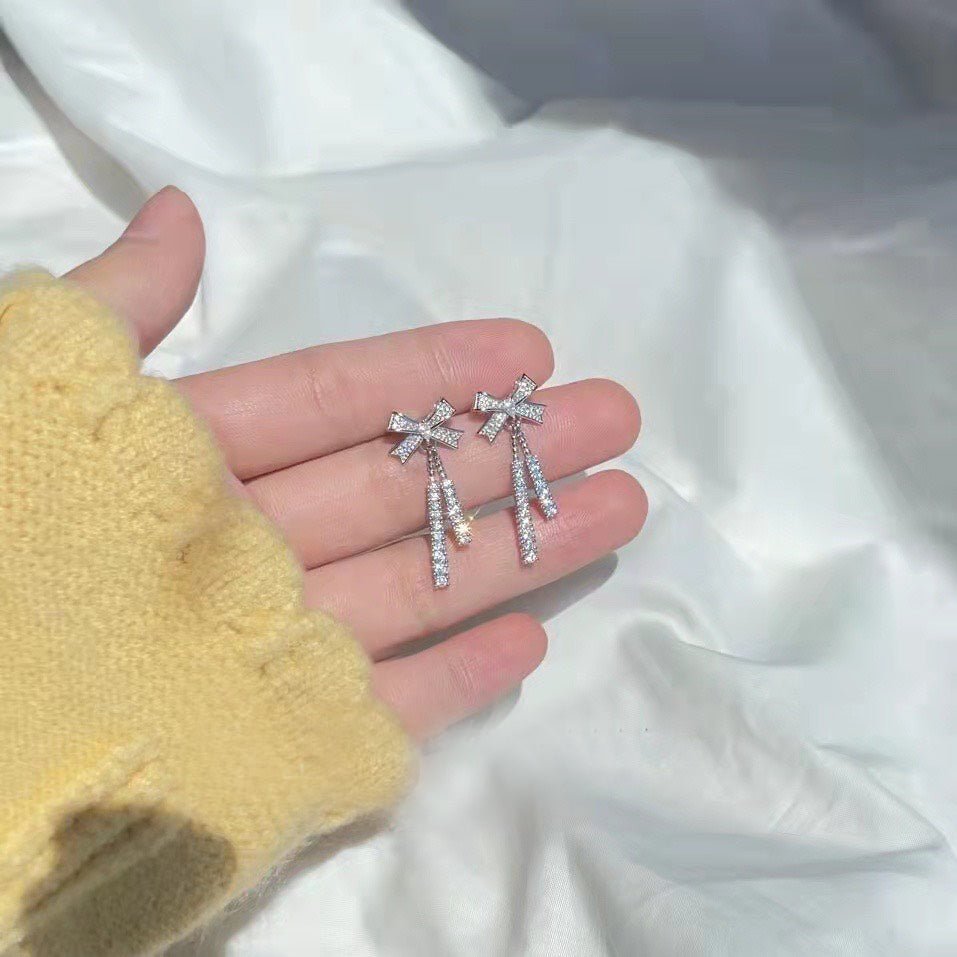 Elegant Bow Earrings, mỗi chiếc là chiếc nơ nhỏ đính đá