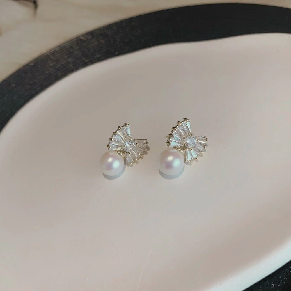 Bows and Pearls Earrings, chiếc nơ nhỏ cánh xòe nền trắng viền mảnh