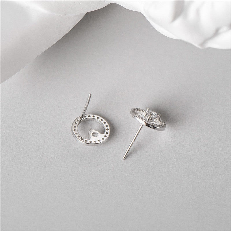 Simple Hollow Earrings Silver, mỗi chiếc là vòng tròn nhỏ viền đá