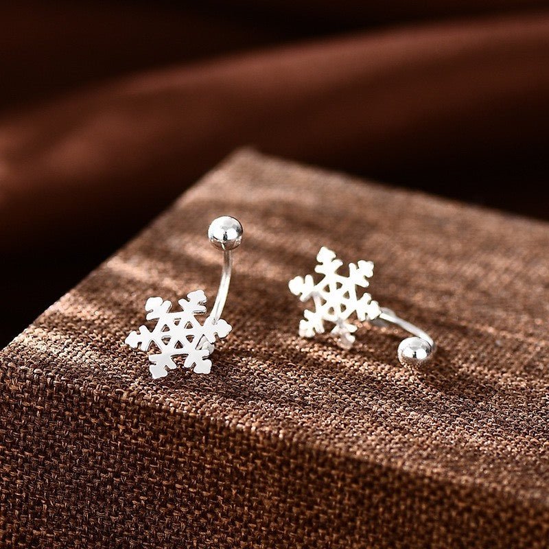 Twisted Lock Snowflake Shaped Earrings Silver, mỗi chiếc là bông tuyết sáu nhánh phía trước