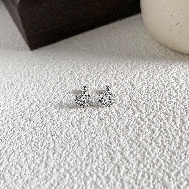 Dongdaemun Twisted Knot Earrings, mỗi chiếc là một nút thắt xoắn nhỏ
