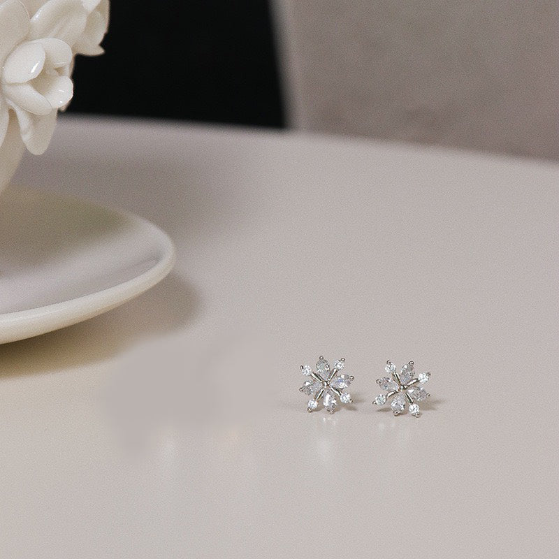 Snowflake Sparkling Earrings Silver, mỗi chiếc là bông tuyết nhỏ nhiều cánh nhọn đính đá