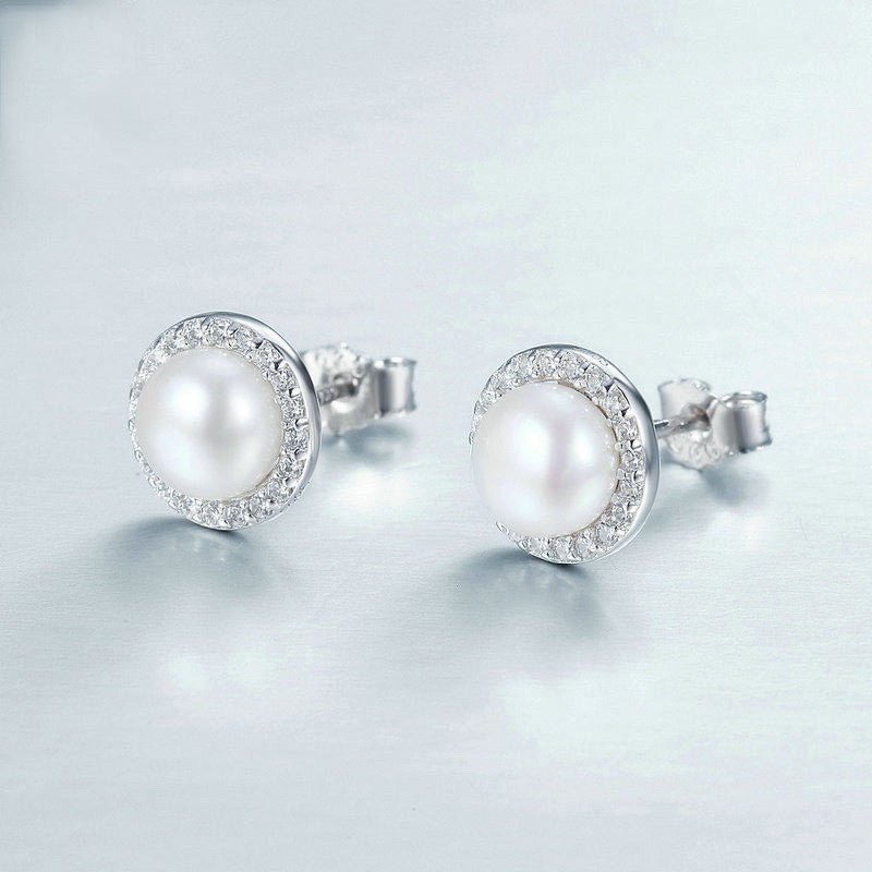 Faux Pearl Adorned Earrings, mỗi chiếc là một hạt ngọc trai tròn ở giữa