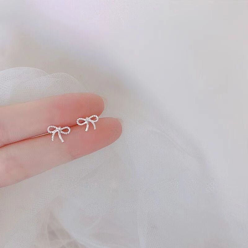 Twisted Bow Pattern Earrings
