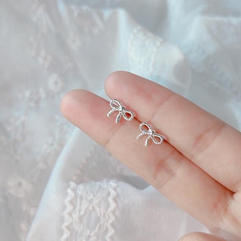 Twisted Bow Pattern Earrings
