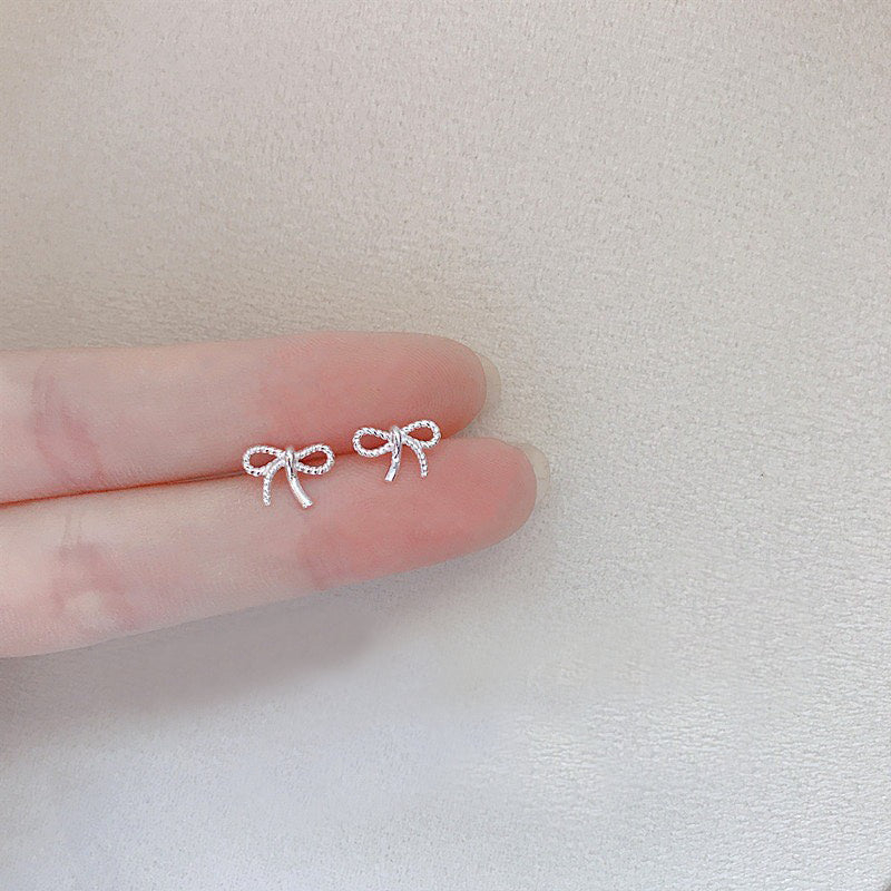 Twisted Bow Pattern Earrings, mỗi chiếc là chiếc nơ nhỏ uốn từ sợi mảnh