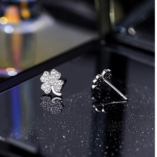 Gem-studded Four-leaf Clover Earrings, mỗi chiếc là cỏ bốn lá có cuống ngắn